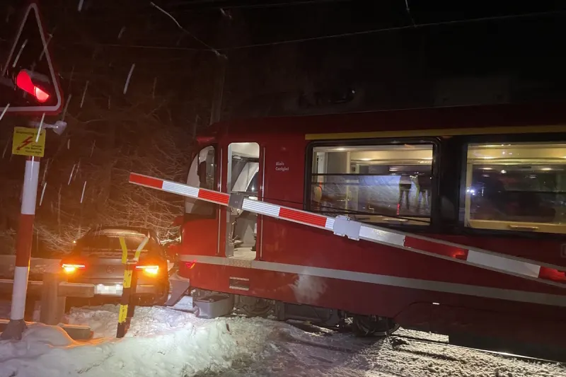 Pontresina GR – Auto bei Unfall von Zug erfasst