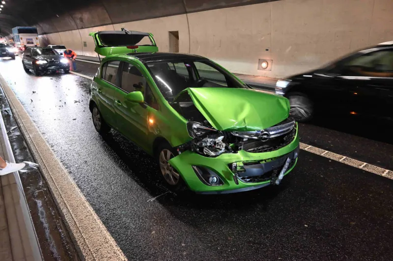 A15 Neuhaus SG – Auffahrkollision mit drei Fahrzeugen im Balmenraintunnel