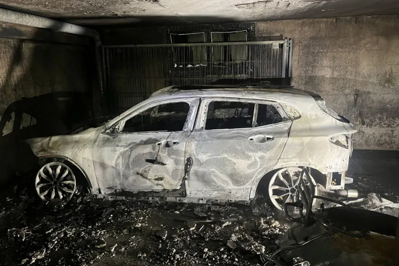 Reinach BL – Auto in Einstellhalle bei Brand zerstört