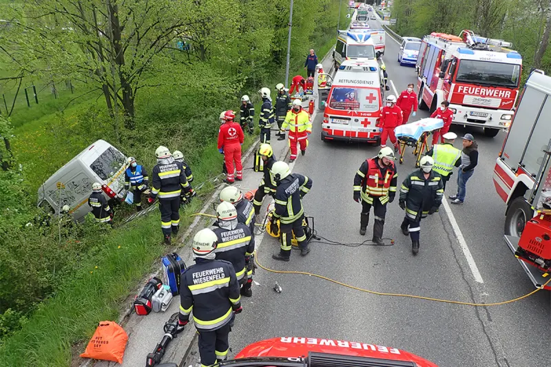 Tödlicher Unfall in Traisen - Mann kracht ungebremst gegen Holztransporter - tot