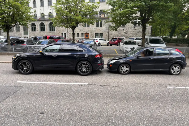 Stadt St. Gallen – Abgelenkte Fahrerin kracht auf stehendes Fahrzeug