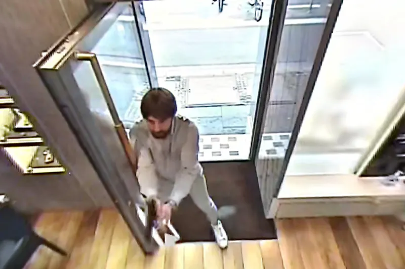 Frankfurt am Main HE – Öffentlichkeitsfahndung nach schwerem Raub auf Juwelier