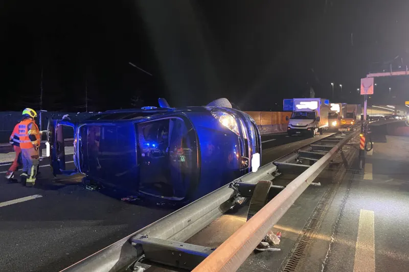 Göschenen UR – Auto kollidiert mit Signaltafel und Betonelement
