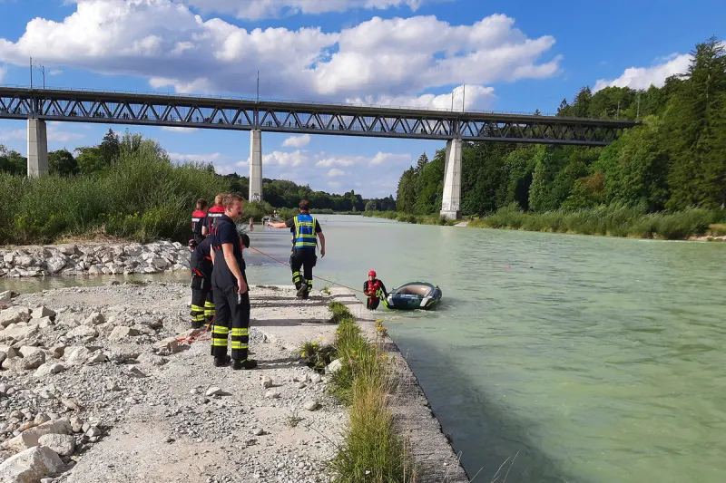 München BY – Schwerverletzte Person nach Unfall mit Schlauchboot
