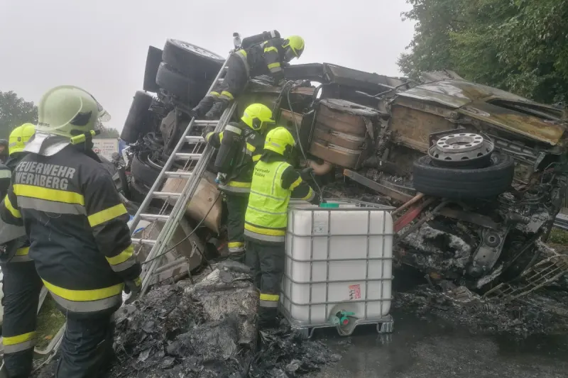 A2 Wernberg K – LKW kippt und gerät in Brand