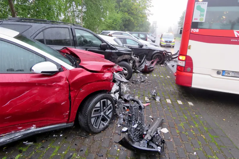 Meinerzhagen NW – Linienbus kollidiert mit neun geparkten Autos