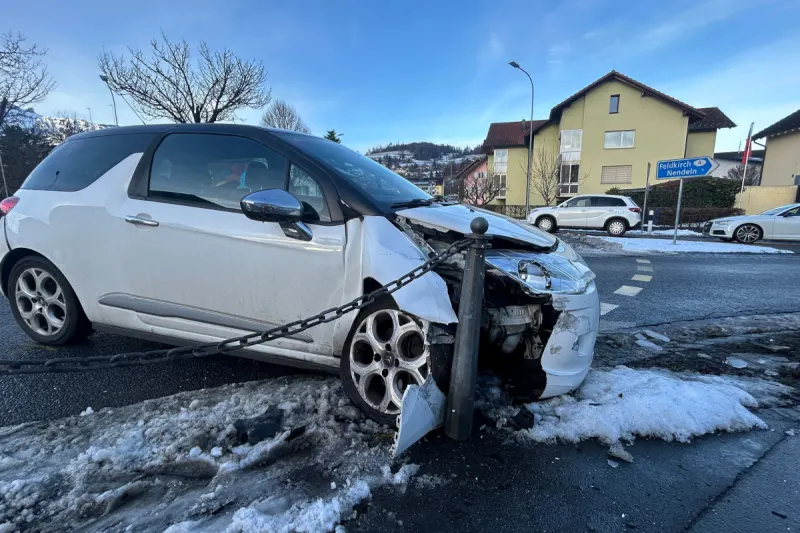 Eschen FL – Automobilist bei Unfall im Kreisel verletzt