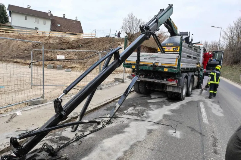 Bezirk Wels-Land – Lkw-Lenker kollidierte mit Eisenbahnbrücke