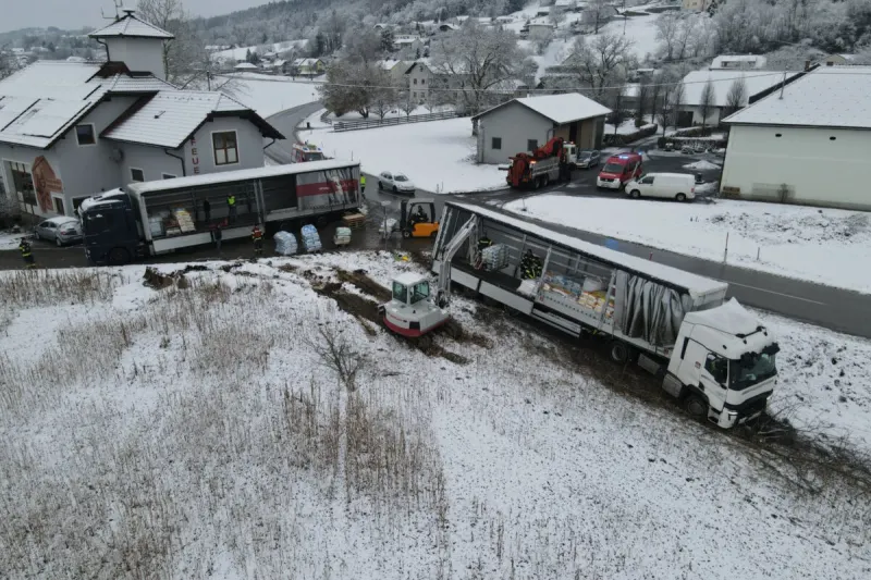 Unfall bei Freudenstein – Lkw stürzt auf Bundestraße in Feld