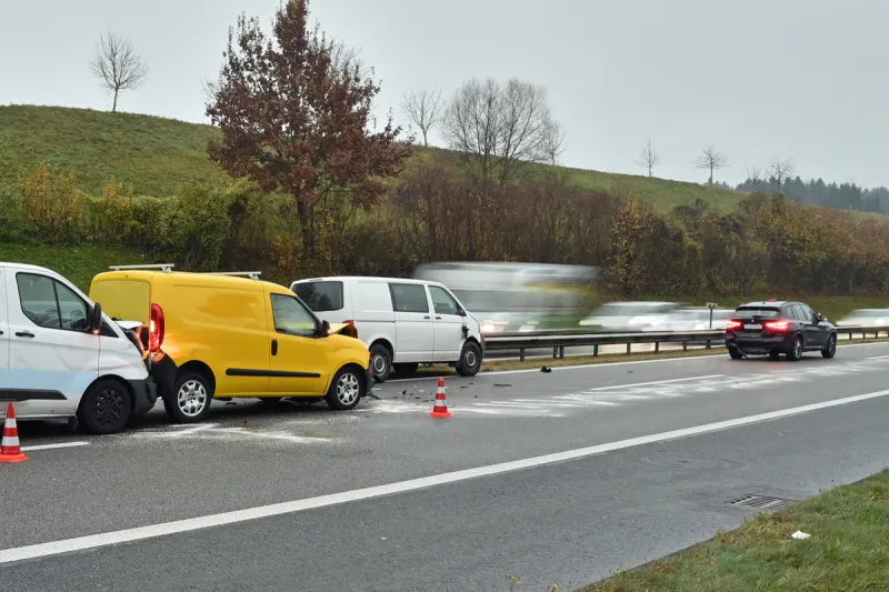 Buchrain LU – Stau auf A14 nach Auffahrunfall mit vier Fahrzeugen