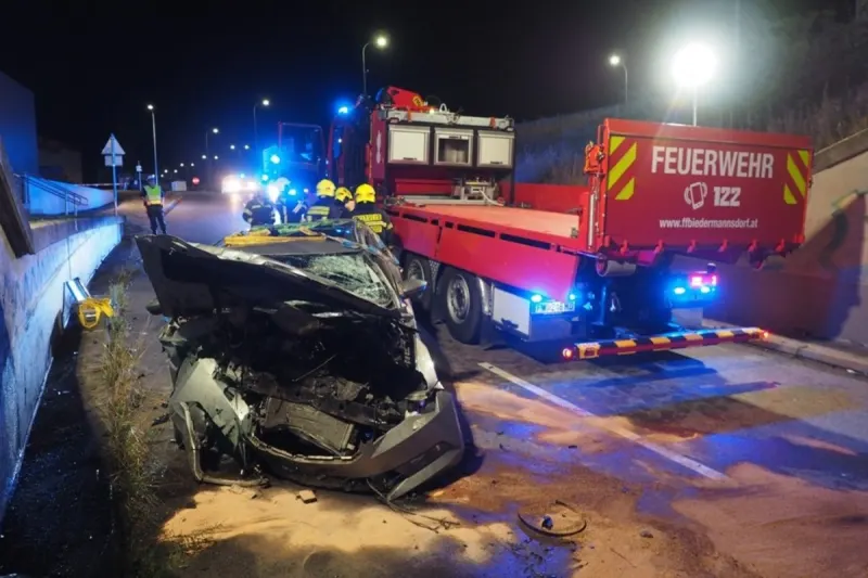 Biedermannsdorf - Auto stürzt bei Unfall 10 Meter über eine Böschung