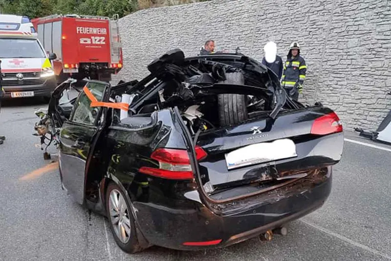Schwerer Unfall in Bad Eisenkappel - 19-Jährige kracht gegen Stützmauer
