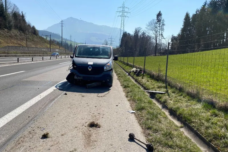 Risch Rotkreuz ZG -  Militärtransporter verunfallt auf der A4 - 4 Personen zur Kontrolle im Spital