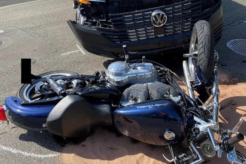 Münchenstein BL - Verkehrsunfall zwischen Personenwagen und Motorrad