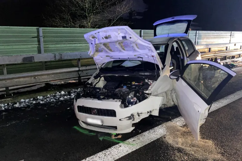 Seedorf UR - Autolenkerin kollidiert auf der Autobahn mit Anhänger
