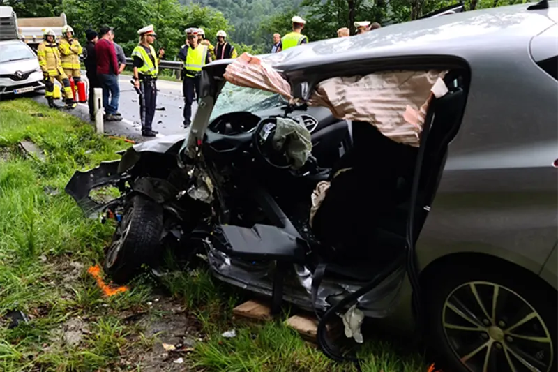 Adnet - Heftiger Crash zwischen PKW und LKW