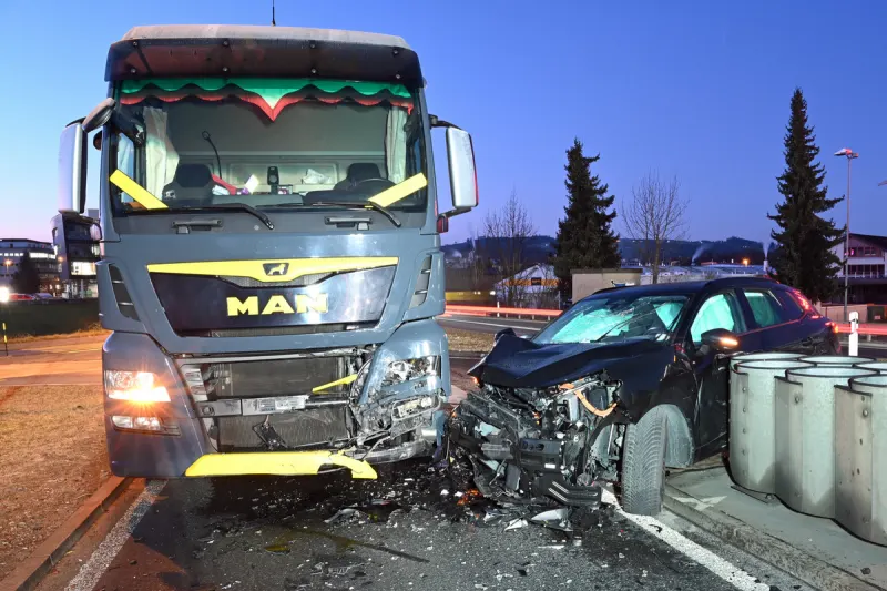 A2 Sursee LU – Frontalkollision zwischen Auto und Lastwagen
