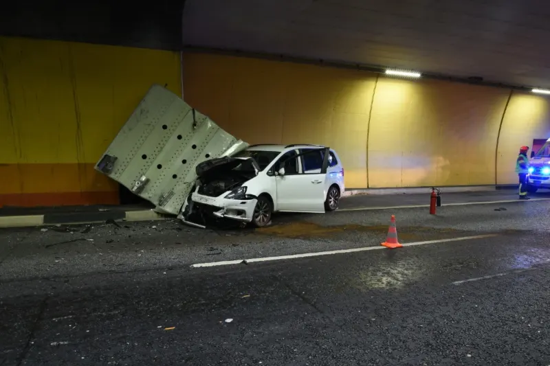 Verkehrsunfall in Thusis GR - Heftige Kollision mit einem Anpralldämpfer im Tunnel