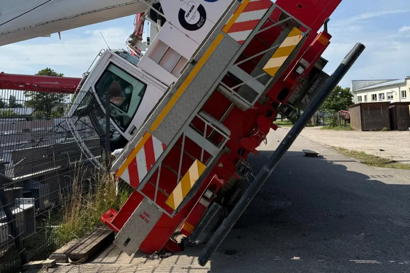 Boizenburg MV – Autokran kippt auf Bundesstraße
