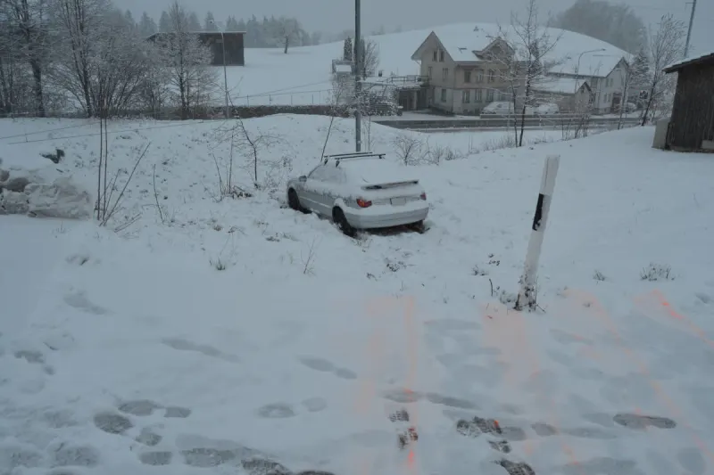 Herisau AR – Auf schneebedeckter Strasse verunfallt und zu Fuss abgehauen
