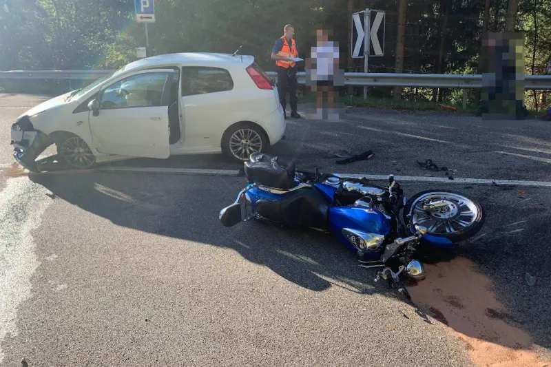 Holderbank SO - Motorradfahrer gerät auf Gegenfahrbahn und prallt in Fiat Punto – drei Verletzte