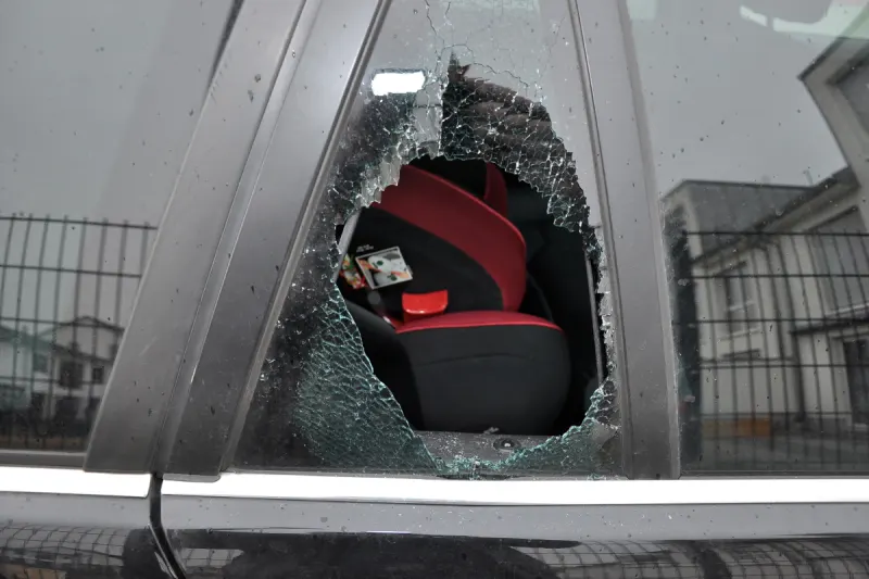 Ratingen – Unbekannte brechen zehn Autos auf und stehlen Bargeld