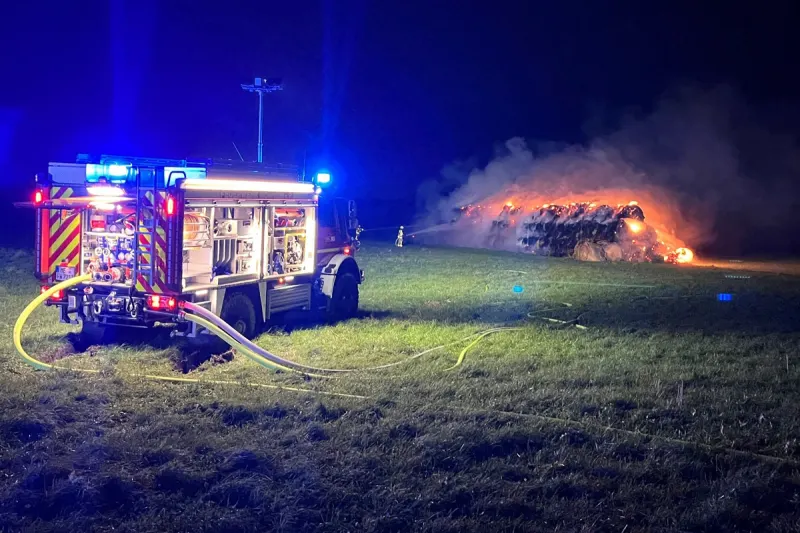 Monheim am Rhein NW – Brand von 200 Heuballen auf Reiterhof – Brandstiftung vermutet