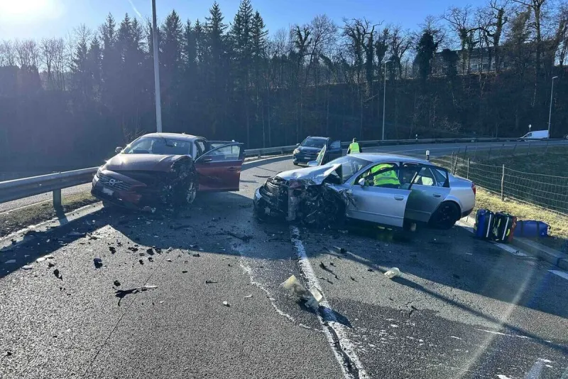 Unfall in Windisch AG – Lenkerin fährt in Kurve geradeaus