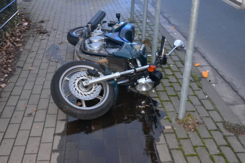 Herford – Motorradfahrerin schwer verletzt - Polizei sucht weiteren Unfallbeteiligten
