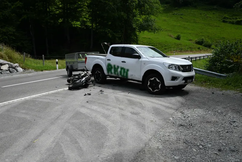 Nesslau SG – Motorrad prallt in Auto