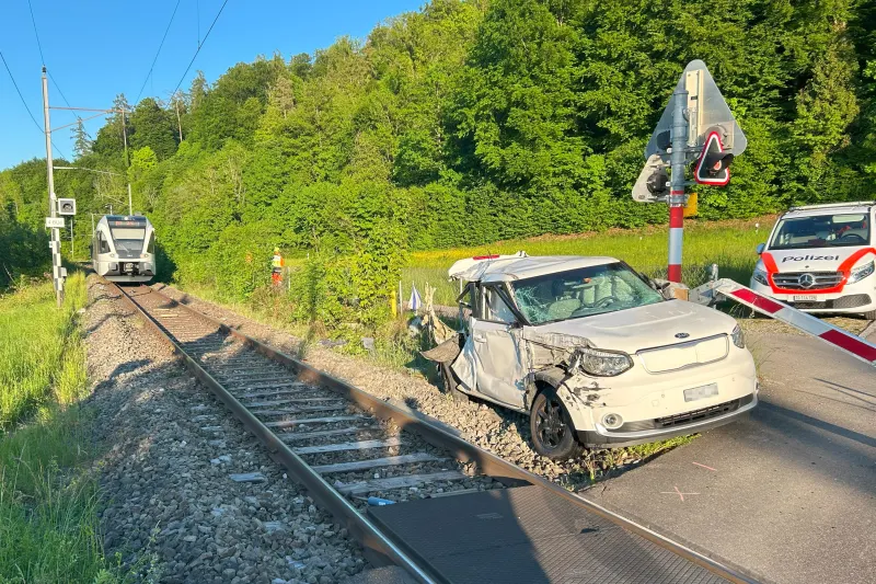 Unfall in Steckborn TG – Zug kracht in Auto