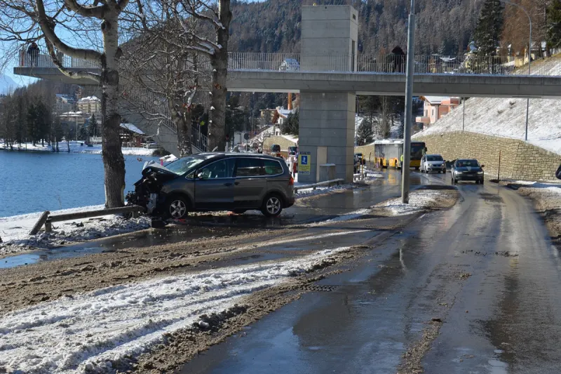 St. Moritz GR – Junglenker prallt nach Unwohlsein gegen Baum