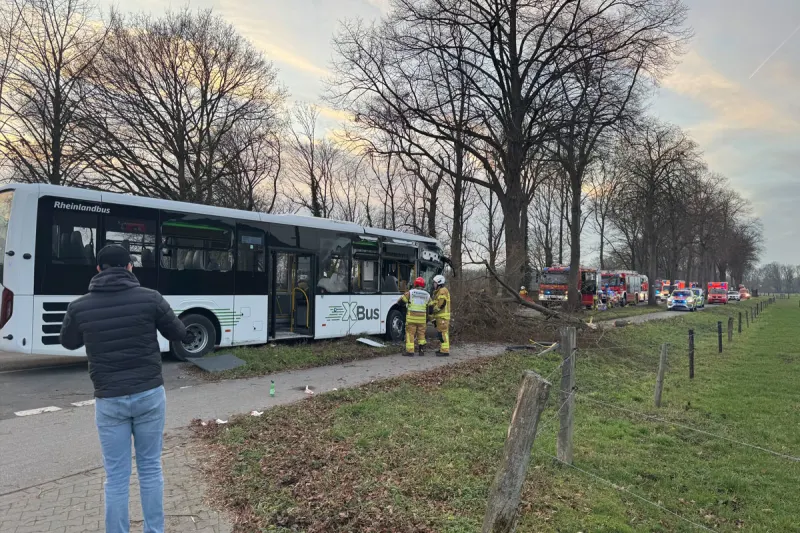 Tönisvorst – 13 teils schwer Verletzte nach Unfall von Linienbus