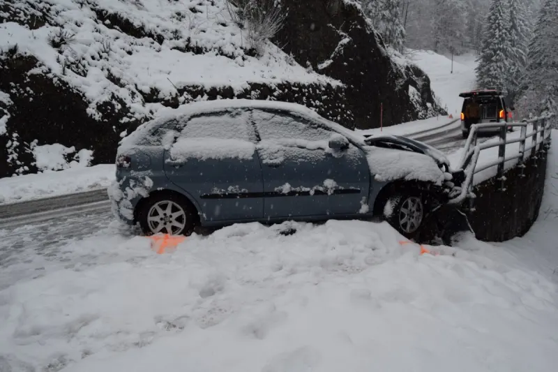 Urnäsch AR - Selbstunfall auf schneebedeckter Strasse