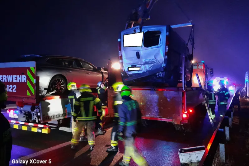 A5 Wilfersdorf – Auto kracht bei Unfall in Klein-Lkw