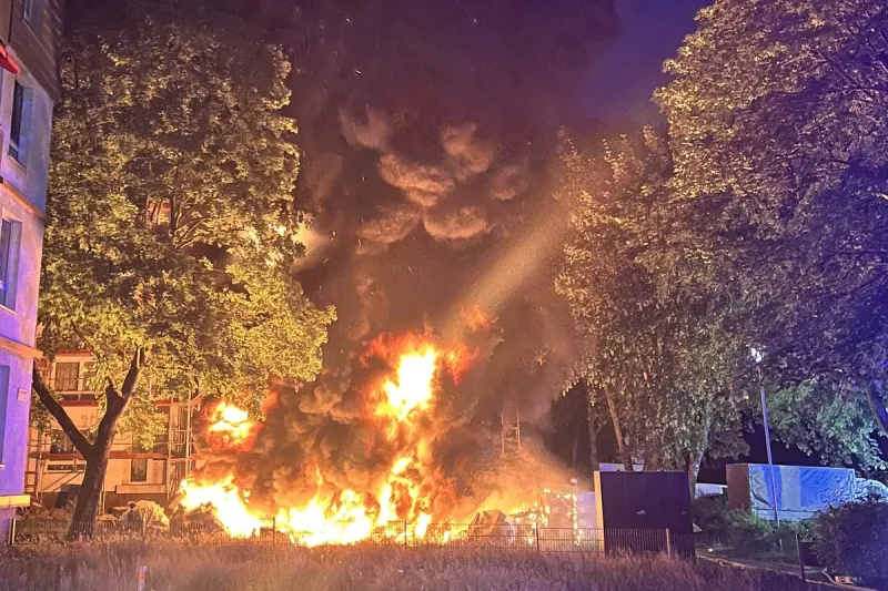 Essen-Freisenbruch NW - Brand von Baumaterialien und Bauabfällen