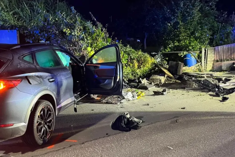 Kremsmünster OÖ – Lenker prallt bei Unfall gegen Gartenmauer