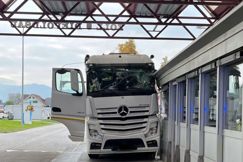 Unfall in Diepoldsau SG – Lkw kracht in Zollhaus