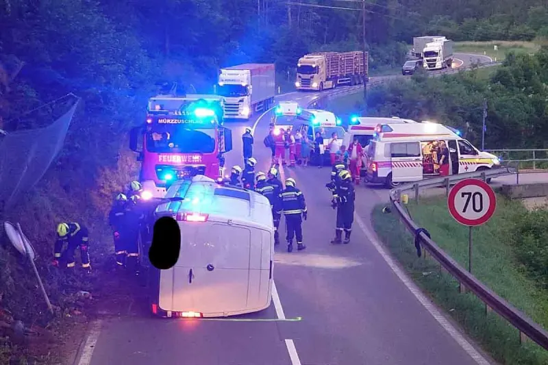 Mürzzuschlag - Schwerer Unfall mit vollbesetzter Kleinbus - Acht Verletzte!