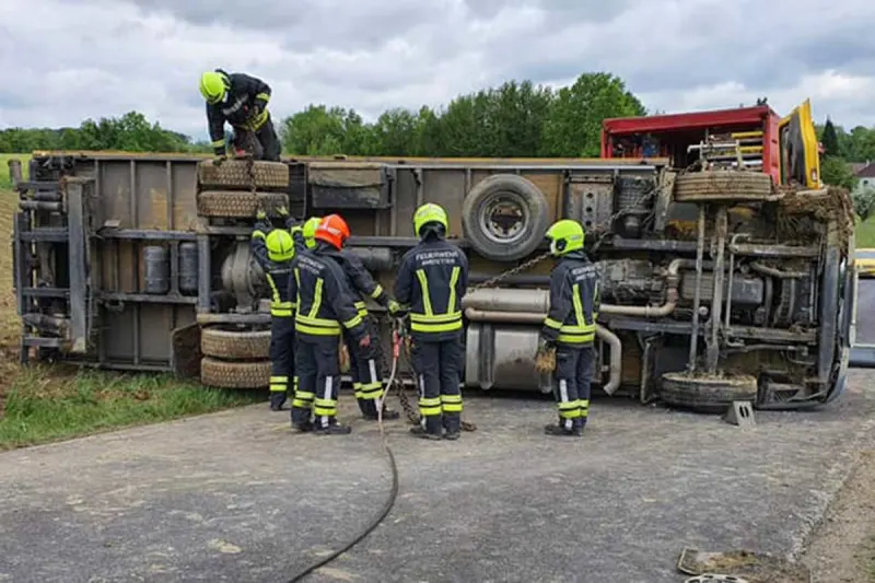 Perbersdorf – LKW kippt quer auf der Straße um