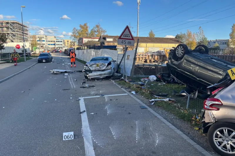 Buchs ZH – Lastwagen rammt bei Unfall sieben Fahrzeuge