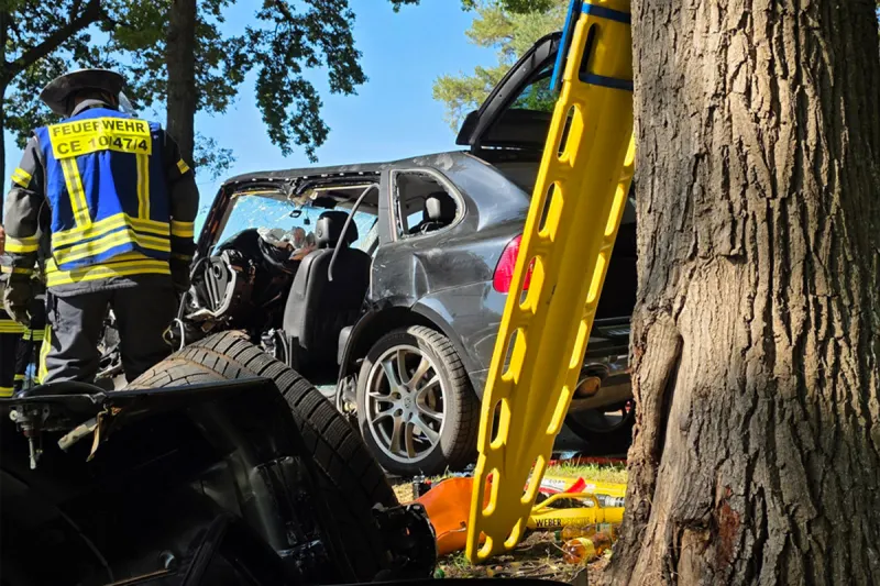 Celle NI – Porsche-Fahrer bei Unfall eingeklemmt und schwer verletzt