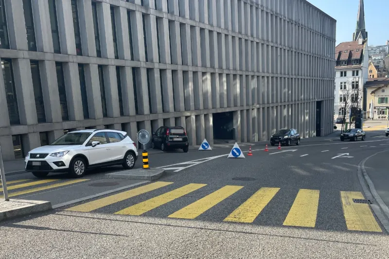 Stadt St. Gallen - Fiat Panda  prallt gegen Hausfassade