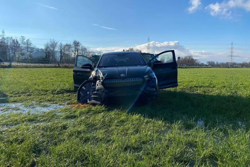 A14 Baar ZG – Auto landet nach Unfall im Wiesland