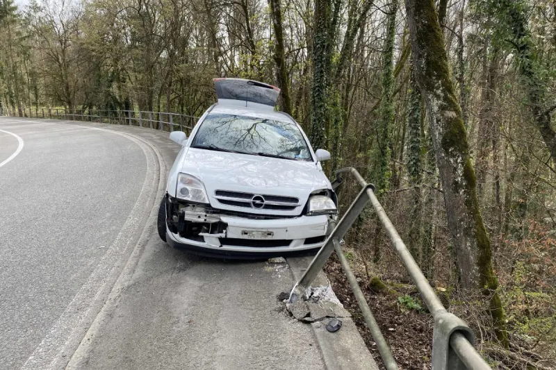 Selbstunfall in Tegerfelden AG - Drift-Versuch endet für 19-Jährigen im Geländer mit Totalschaden