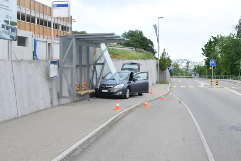Herisau AR - 81-Jähriger nach Sekundenschlaf in Bushaltestelle gefahren