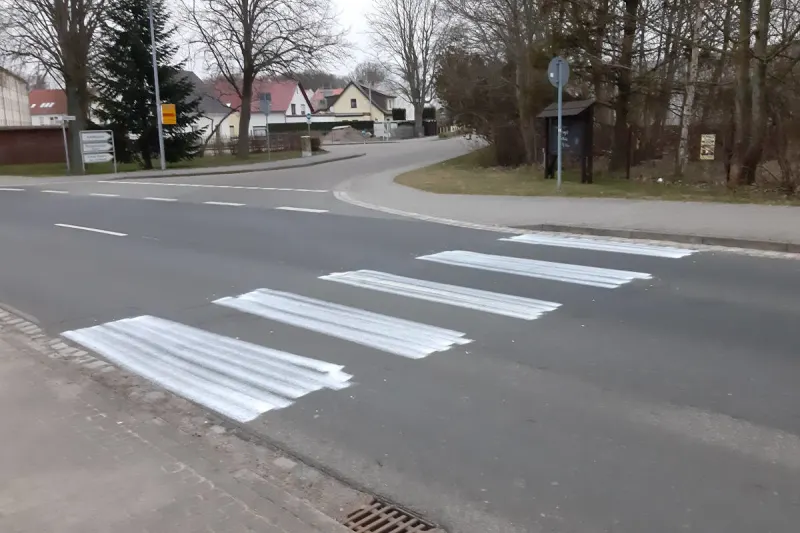 Niepars – Selbstgemalter Zebrastreifen