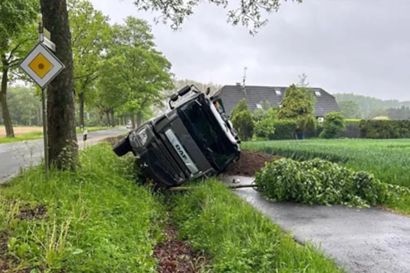 Zeugenaufruf Straelen – Lkw kippt nach Ausweichmanöver um