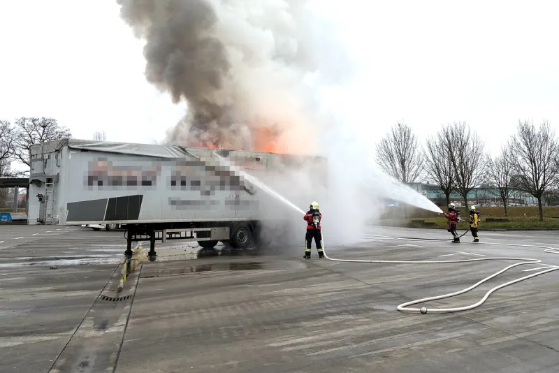 Kreuzlingen TG – Anhänger mit Elektroschrott in Brand