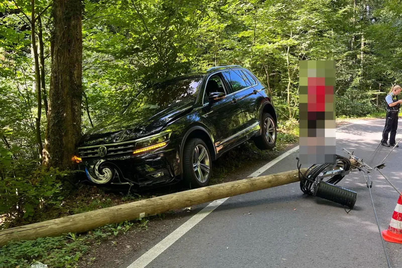 Bergisch Gladbach NW –  Alkoholisierter Fahrer beschädigt Telefonmast